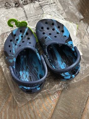 CROCS Kids Marble-Pattern Clogs in Navy and Bright Blue